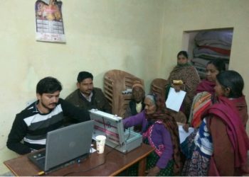 सबका प्रयास संस्था के नि:शुल्क स्वास्थ्य जांच शिविर में पहुँचे दूर दराज के ग्रामीण