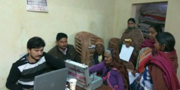 सबका प्रयास संस्था के नि:शुल्क स्वास्थ्य जांच शिविर में पहुँचे दूर दराज के ग्रामीण