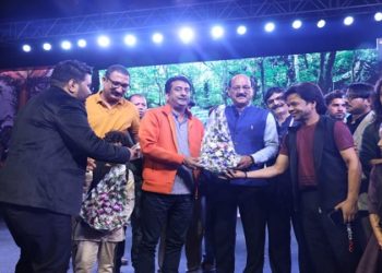 कौथिग मंच पर दिखे थारू लोक संस्कृति के रंग