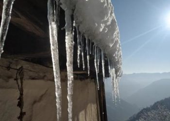 उत्तराखंड में बर्फबारी से बढ़ी मुश्किलें