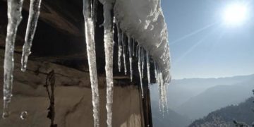 उत्तराखंड में बर्फबारी से बढ़ी मुश्किलें