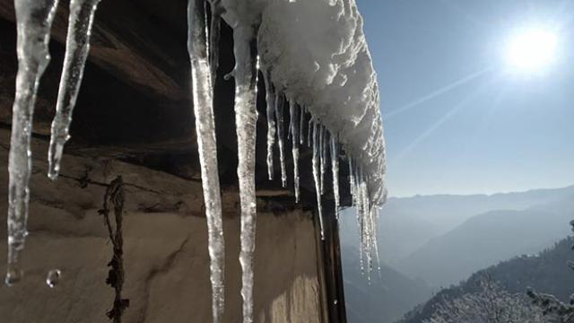 उत्तराखंड में बर्फबारी से बढ़ी मुश्किलें