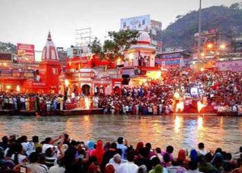 गंगा आरती में श्रद्धालुओं की भीड़ पर रोक