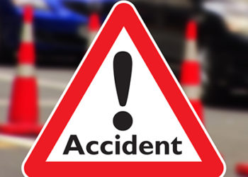 आबकारी विभाग की बोलेरो दुर्घटनाग्रस्त