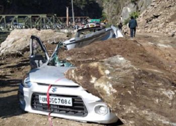 बोल्डर गिरने से कार के उड़े परखच्चे