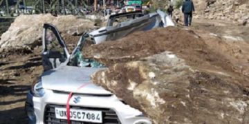 बोल्डर गिरने से कार के उड़े परखच्चे