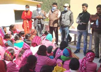 समाजसेवी दर्शनलाल आर्य ने बांटे मास्क