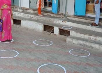 सोशल डिस्टेंस का कड़ाई से पालन करवाने के निर्देश