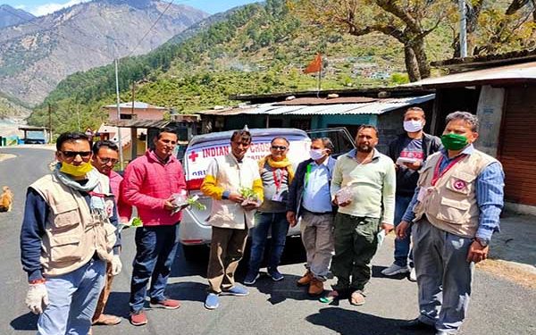 गरीबों की सेवा में जुटी रेड्क्रास