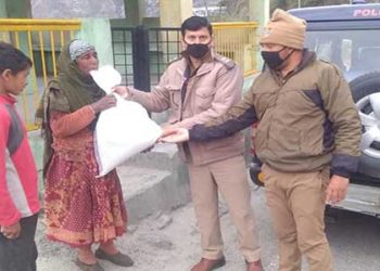 गरीबों की मददगार बनकर फर्ज निभा रही पुलिस