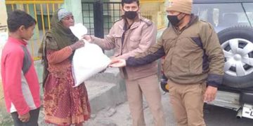 गरीबों की मददगार बनकर फर्ज निभा रही पुलिस