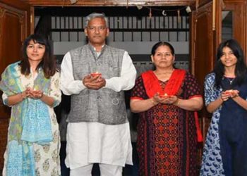 कोरोना को हराने दिए जलाकर देश ने जताया संकल्प