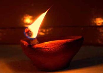 आज रात 9 बजे 9 मिनट पर चार दीपक जलाएं