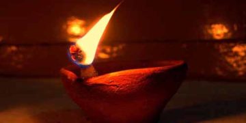 आज रात 9 बजे 9 मिनट पर चार दीपक जलाएं