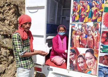 फंसे मजदूरों तक पहुंचाई भोजन सामग्री