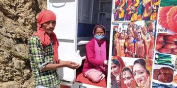 फंसे मजदूरों तक पहुंचाई भोजन सामग्री