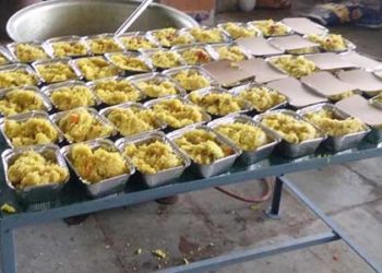 सैकड़ों गरीबों को खाना बांट रहा देवभूमि सांस्कृतिक कला मंडल