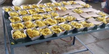 सैकड़ों गरीबों को खाना बांट रहा देवभूमि सांस्कृतिक कला मंडल