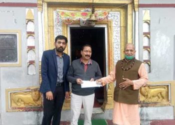 महंत श्री जयेंद्र पुरी जी ने भेंट किया मदद का चेक