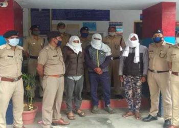 लोग कर रहे हैं सेवा और ये कर रहे थे लूट !