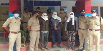 लोग कर रहे हैं सेवा और ये कर रहे थे लूट !