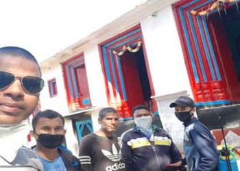 गोपटली गांव में सैनेटाइजर का छिड़काव