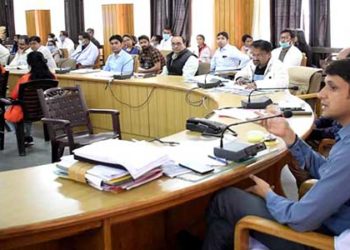 जिले में कारोना को हराने में लगे हैं DM मंगेश घिल्डियाल