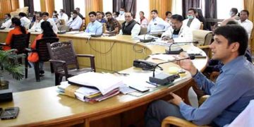 जिले में कारोना को हराने में लगे हैं DM मंगेश घिल्डियाल