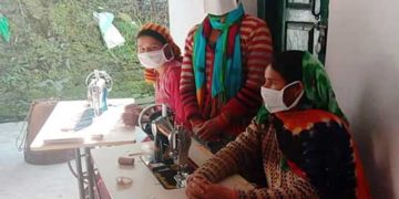 रुद्रप्रयाग में महिलाएं बना रहीं मास्क