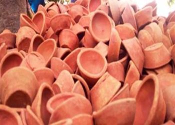 मिट्टी के दिए बनाने वालों के जीवन में लौटी रौशनी