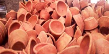 मिट्टी के दिए बनाने वालों के जीवन में लौटी रौशनी