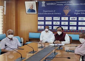 कोविड-19 टेस्ट किट बनाने वाले संस्थान में गए ‘निशंक’