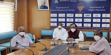 कोविड-19 टेस्ट किट बनाने वाले संस्थान में गए ‘निशंक’