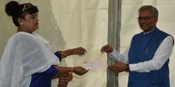 रजनी रावत ने CM राहत कोष में दिए 11 लाख