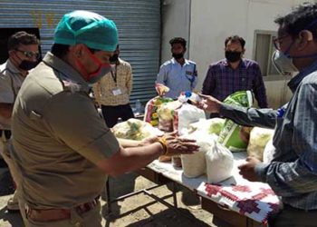 भूखे 110 मजदूरों को ऋषिकेश पुलिस ने दिया भोजन