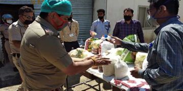 भूखे 110 मजदूरों को ऋषिकेश पुलिस ने दिया भोजन