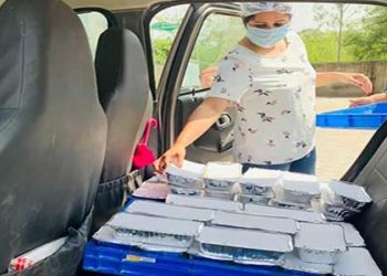 देहरादून में गरीबों की भूख मिटा रहीं शिल्पा