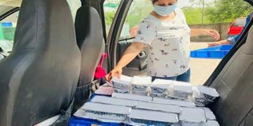 देहरादून में गरीबों की भूख मिटा रहीं शिल्पा