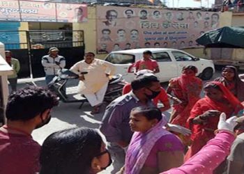 शिवसेना ने बांटी खाद्य सामग्री