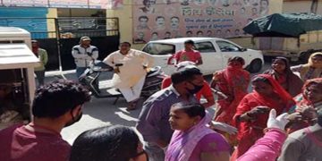 शिवसेना ने बांटी खाद्य सामग्री