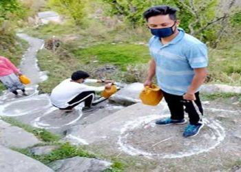 पाणी के धारे में भी सोशल डिस्टेन्स का ध्यान