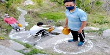 पाणी के धारे में भी सोशल डिस्टेन्स का ध्यान