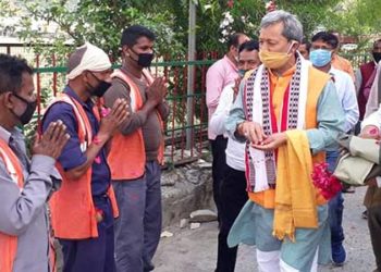 स्वास्थ्यकर्मियों पर सांसद ने बरसाए फूल