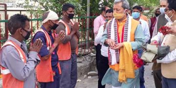 स्वास्थ्यकर्मियों पर सांसद ने बरसाए फूल