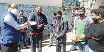 समाजसेवी एमपी भट्ट ने दिया 5 लाख 51 हजार का चेक