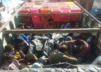 सब्जी के ट्रक में छुपकर जा रहे 18 लोग पकड़े गए