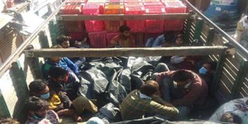 सब्जी के ट्रक में छुपकर जा रहे 18 लोग पकड़े गए