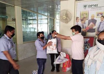 समाजसेवी विनोद बछेती जी ने गरीबों को दी खाद्य सामग्री