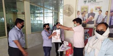 समाजसेवी विनोद बछेती जी ने गरीबों को दी खाद्य सामग्री