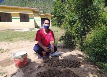 क्वारंटाइन सेंटर में यह युवा बना रहा बीज बम